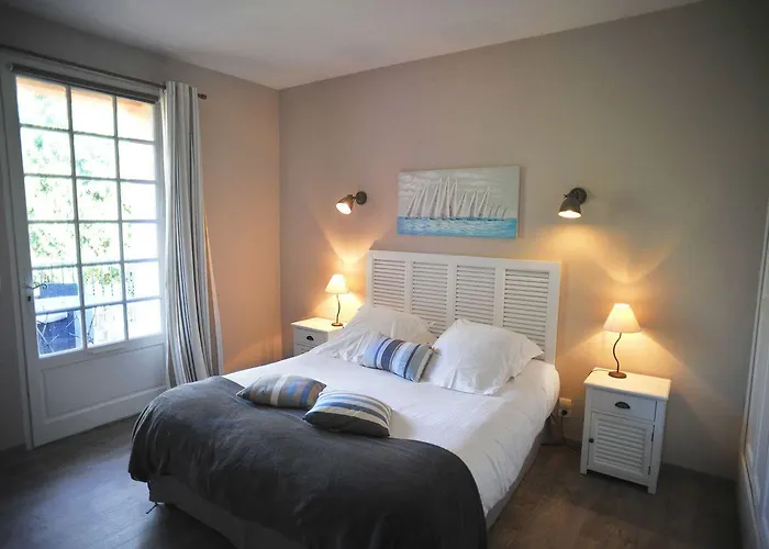 לינה וארוחת בוקר Chateau Maravenne 3*