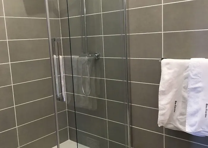 לינה וארוחת בוקר Chateau Maravenne 3*